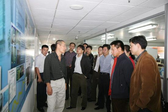 2008年时,国家烟草专卖局科技司司长参观华大,汪建陪同